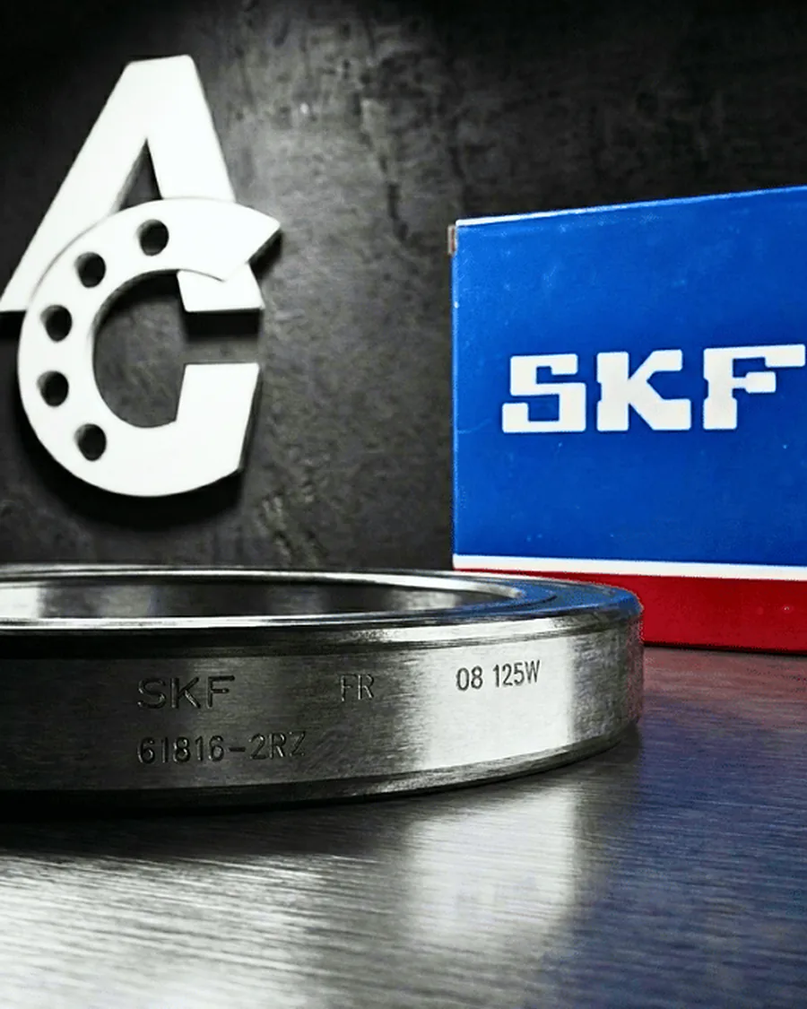Rodamiento de bolas de gran diámetro SKF 61816-2RZ frente a una caja SKF azul, junto al isotipo de Arcaragua Group